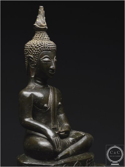 Laos, XVII - XVIII secolo, importante Buddha Maravijaya in bronzo massiccio con patina marrone