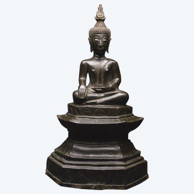Laos, XVII - XVIII secolo, importante Buddha Maravijaya in bronzo massiccio con patina marrone
