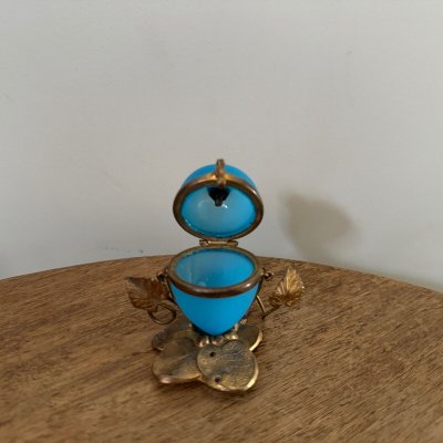 Egg-shaped opaline pocket emptier, 19th century, gilt bronze mount