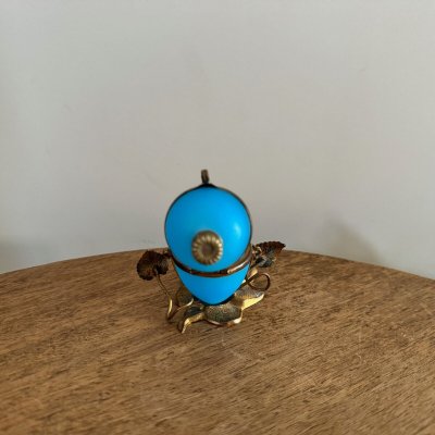Egg-shaped opaline pocket emptier, 19th century, gilt bronze mount