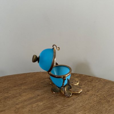 Egg-shaped opaline pocket emptier, 19th century, gilt bronze mount