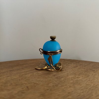 Egg-shaped opaline pocket emptier, 19th century, gilt bronze mount