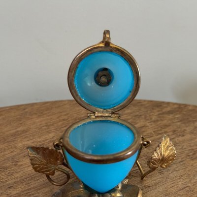 Egg-shaped opaline pocket emptier, 19th century, gilt bronze mount