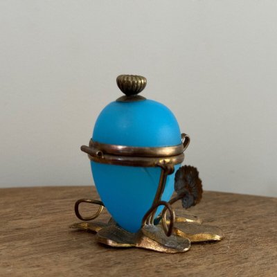 Egg-shaped opaline pocket emptier, 19th century, gilt bronze mount