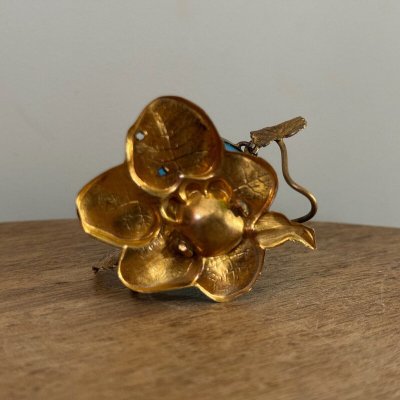 Egg-shaped opaline pocket emptier, 19th century, gilt bronze mount