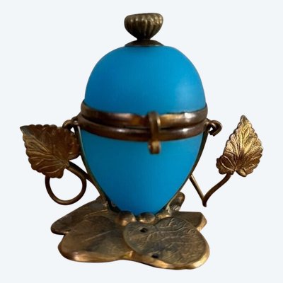 Egg-shaped opaline pocket emptier, 19th century, gilt bronze mount