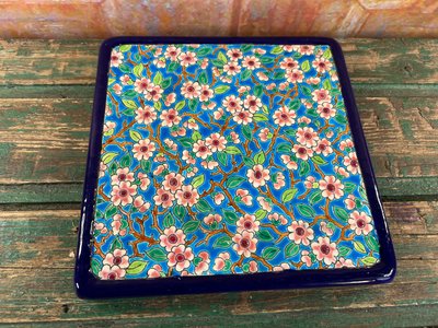 Dessous de plat en émaux de Longwy, motif fleuri, décoré à la main