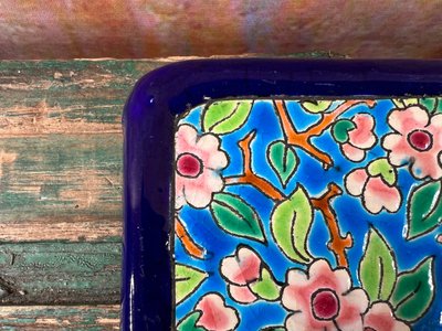 Dessous de plat en émaux de Longwy, motif fleuri, décoré à la main
