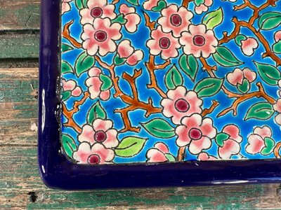 Dessous de plat en émaux de Longwy, motif fleuri, décoré à la main