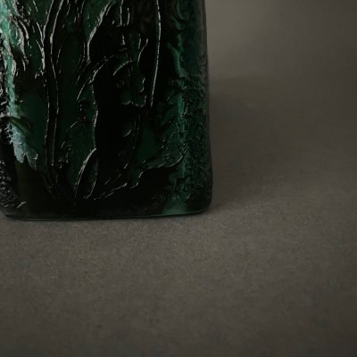 Pendel aus säuregeätzter Glaspaste, verziert mit Stechpalmenblättern
