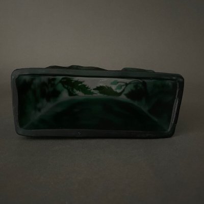 Pendel aus säuregeätzter Glaspaste, verziert mit Stechpalmenblättern