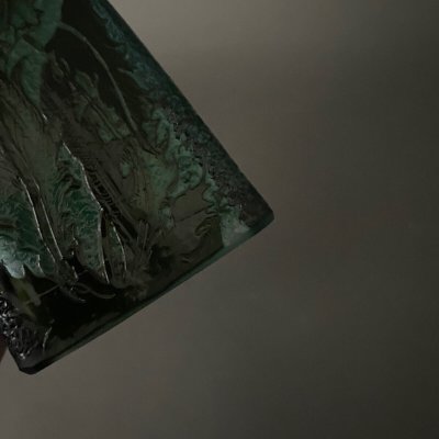 Pendel aus säuregeätzter Glaspaste, verziert mit Stechpalmenblättern