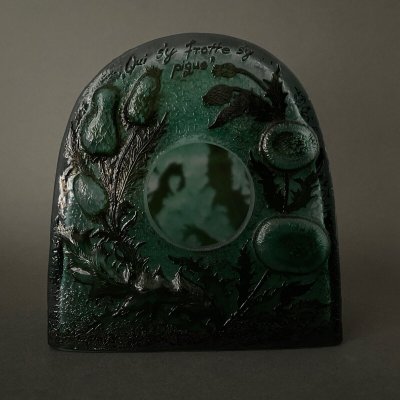 Pendel aus säuregeätzter Glaspaste, verziert mit Stechpalmenblättern