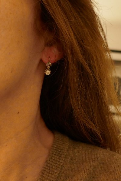 Boucles d'Oreilles Ornées De 2 Diamants, 0,60 carat.