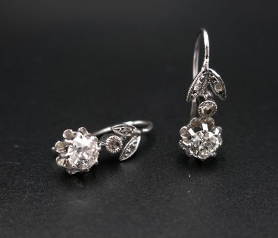 Boucles d'Oreilles Ornées De 2 Diamants, 0,60 carat.