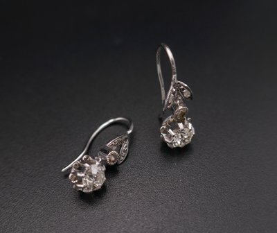 Boucles d'Oreilles Ornées De 2 Diamants, 0,60 carat.