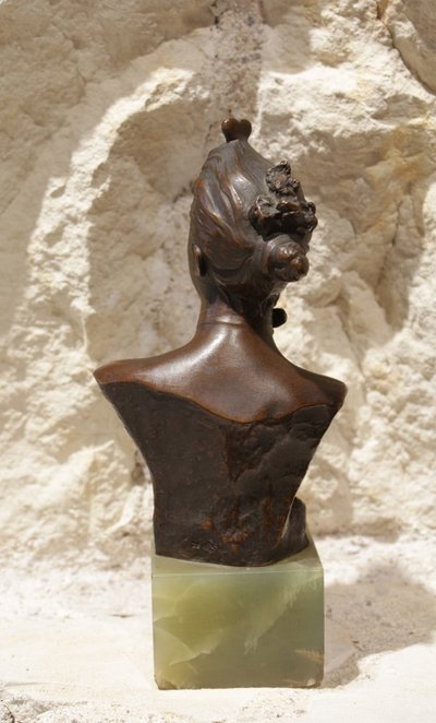 Scultura in bronzo Busto di donna con cuore e onice firmata Jean Garnier (1853-1930), circa 1900