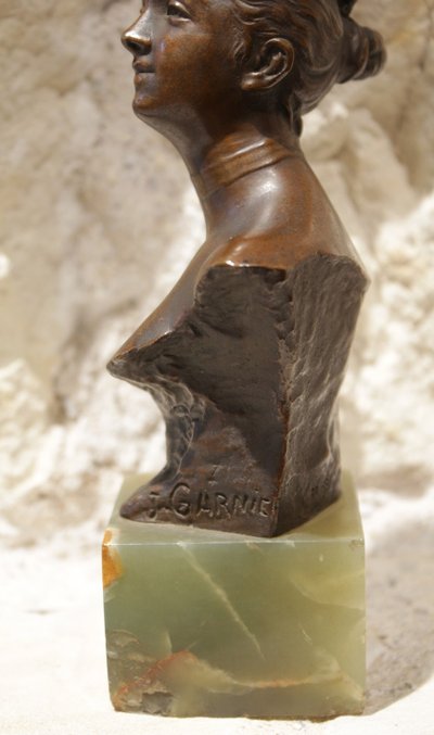 Scultura in bronzo Busto di donna con cuore e onice firmata Jean Garnier (1853-1930), circa 1900