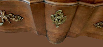 Large 18th century walnut chest of drawers