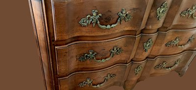 Large 18th century walnut chest of drawers
