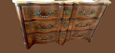 Large 18th century walnut chest of drawers