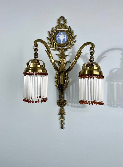 Lampada da parete in bronzo, porcellana e perle di vetro - Fine XIX inizio XX secolo