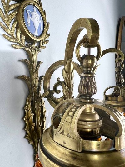 Lampada da parete in bronzo, porcellana e perle di vetro - Fine XIX inizio XX secolo