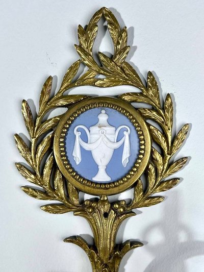 Lampada da parete in bronzo, porcellana e perle di vetro - Fine XIX inizio XX secolo