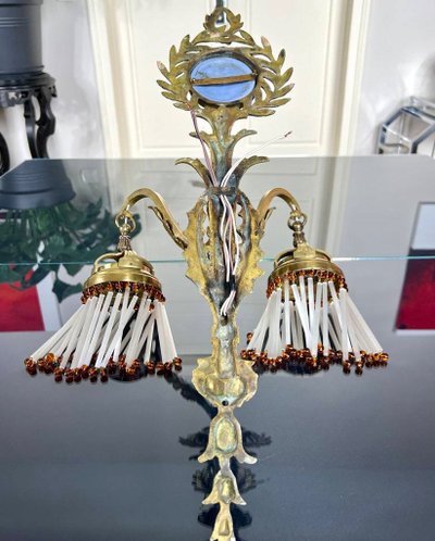 Lampada da parete in bronzo, porcellana e perle di vetro - Fine XIX inizio XX secolo