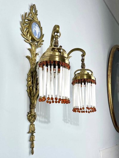 Lampada da parete in bronzo, porcellana e perle di vetro - Fine XIX inizio XX secolo
