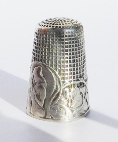 Dé à Coudre Argent Massif Jeune Fille Au Tricot Fleur Coeur De Marie Art Nouveau Début XXe