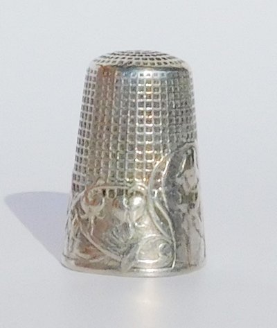 Dé à Coudre Argent Massif Jeune Fille Au Tricot Fleur Coeur De Marie Art Nouveau Début XXe