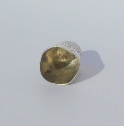 Dé à Coudre Argent Massif Jeune Fille Au Tricot Fleur Coeur De Marie Art Nouveau Début XXe