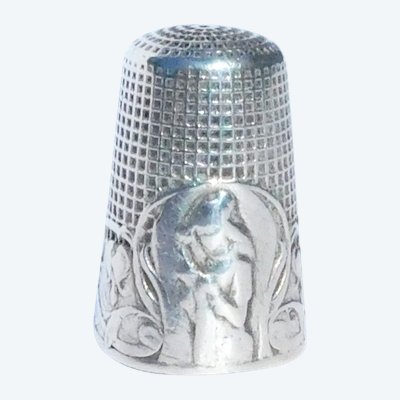 Dé à Coudre Argent Massif Jeune Fille Au Tricot Fleur Coeur De Marie Art Nouveau Début XXe