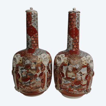 Kyoto Satsuma: pair of mirrored bottle vases with applique decoration (ca. 1910).