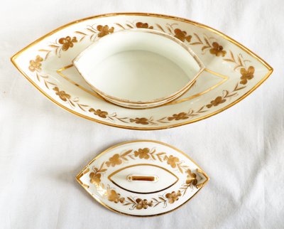 Beurrier en porcelaine de Paris d'époque Directoire fin XVIIIe dans le goût de Locré