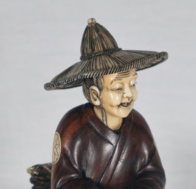 Okimono in legno e avorio, Giappone, periodo Meiji