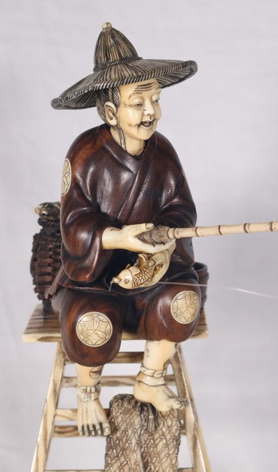 Okimono in legno e avorio, Giappone, periodo Meiji