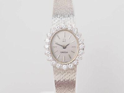 Montre Omega en or blanc et diamants