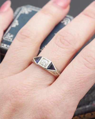 Arts and Crafts-Ring aus 18 Karat Weißgold, frühes 20. Jahrhundert, synthetische Saphire, geschliffener Diamant 