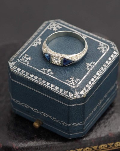 Arts and Crafts-Ring aus 18 Karat Weißgold, frühes 20. Jahrhundert, synthetische Saphire, geschliffener Diamant 