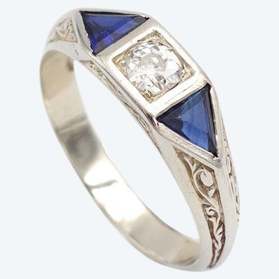 Arts and Crafts-Ring aus 18 Karat Weißgold, frühes 20. Jahrhundert, synthetische Saphire, geschliffener Diamant 