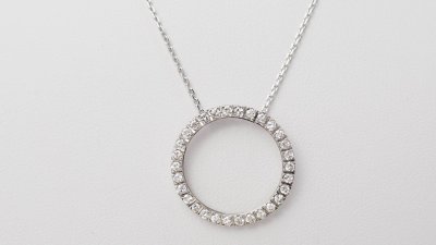 Collier pendentif cercle en or blanc et diamants