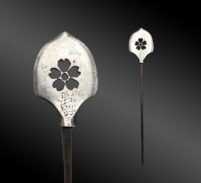 Punta di freccia giapponese, ya-no-né, traforata con un fiore di ciliegio. Firmato. Giappone - Periodo Edo