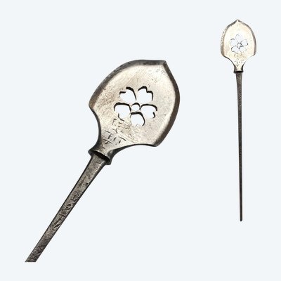 Punta di freccia giapponese, ya-no-né, traforata con un fiore di ciliegio. Firmato. Giappone - Periodo Edo