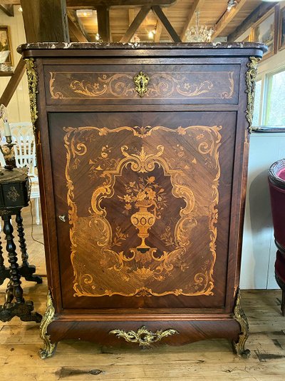 Napoleon III - Möbel mit reichem Intarsienschmuck auf Stützhöhe