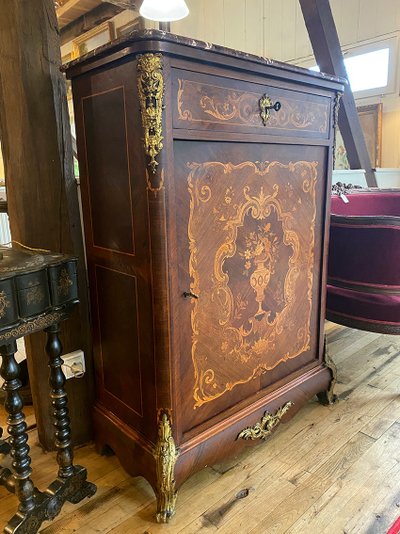 Napoleon III - Möbel mit reichem Intarsienschmuck auf Stützhöhe
