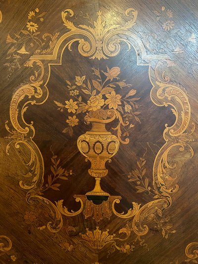 Napoleon III - Möbel mit reichem Intarsienschmuck auf Stützhöhe