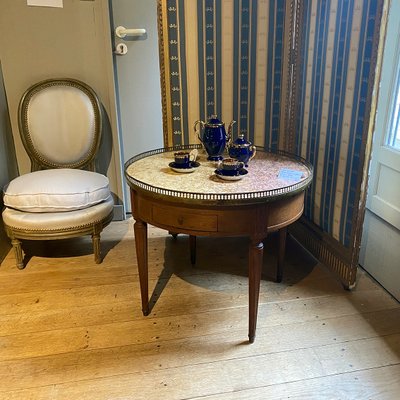 Table basse de style Louis XVI, bouillotte. XIXe