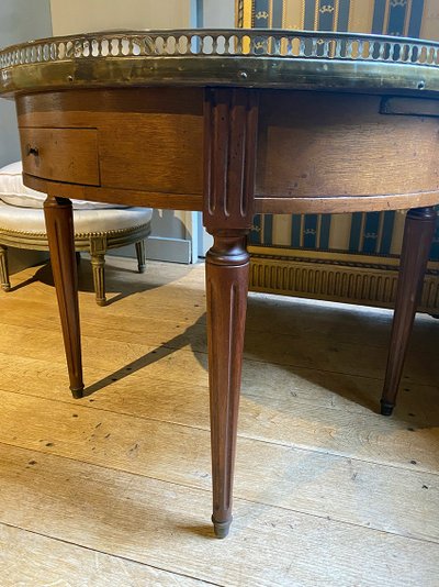Table basse de style Louis XVI, bouillotte. XIXe
